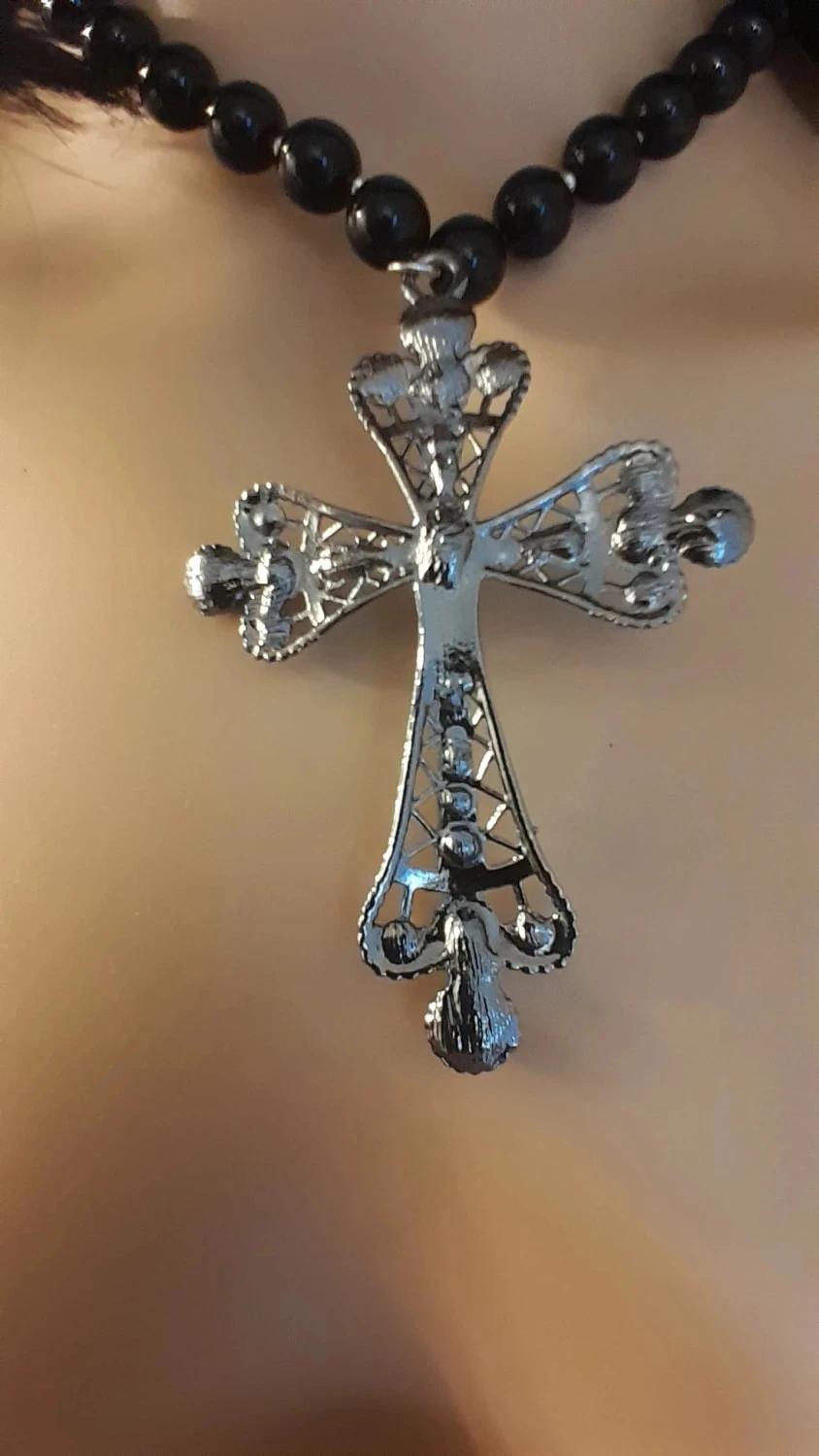 Collier en perles noires, avec croix, style Gothique – photo 4